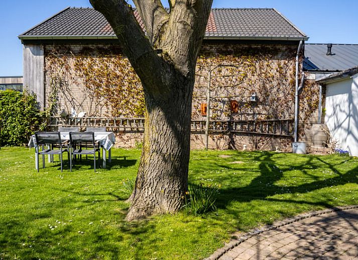 Moderne zithoek in Vakantiehuis in Klimmen, Zuid Limburg, met leren banken en een flatscreen-tv.