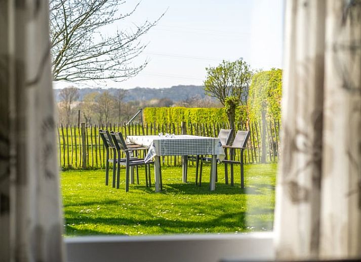 Moderne zithoek in Vakantiehuis in Klimmen, Zuid Limburg, met leren banken en een flatscreen-tv.