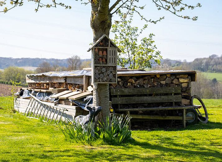 Moderne zithoek in Vakantiehuis in Klimmen, Zuid Limburg, met leren banken en een flatscreen-tv.