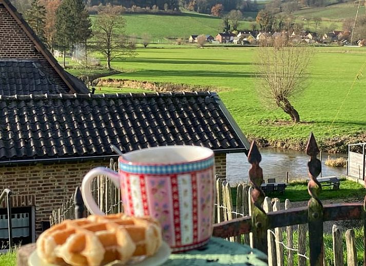 Moderne badkamer met wastafel in Vakantiehuis in Wijlre, Zuid Limburg.
