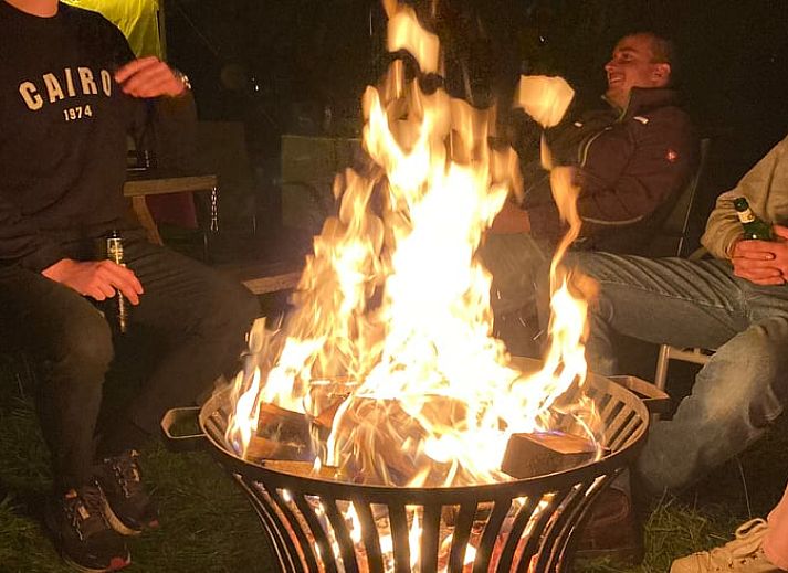Ruime douche met houten stoel in Vakantiehuis in Wijlre, Zuid Limburg.