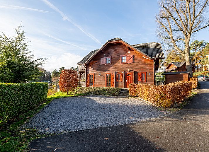Freistehendes Haus in Brunssum, Sdlimburg, Ferienhaus am Wasser mit Terrasse und Balkon, umgeben von Natur.