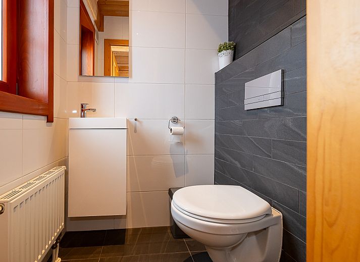 Genieen Sie die gerumige Terrasse des freistehenden Hauses in Brunssum, Sdlimburg, mit herrlichem Blick auf das Wasser und die Natur.