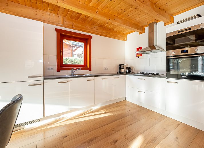 Genieen Sie die gerumige Terrasse des freistehenden Hauses in Brunssum, Sdlimburg, mit herrlichem Blick auf das Wasser und die Natur.