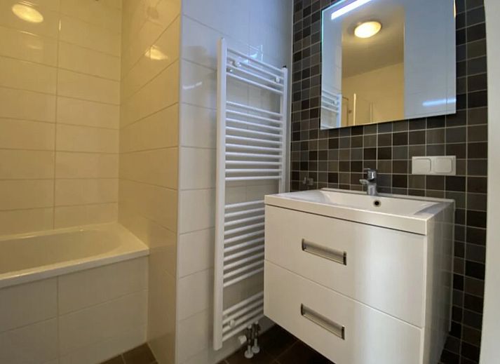 Stijlvolle woonkamer van Vrijstaande woning in Brunssum, Zuid Limburg, met grote ramen en modern interieur voor optimaal comfort.