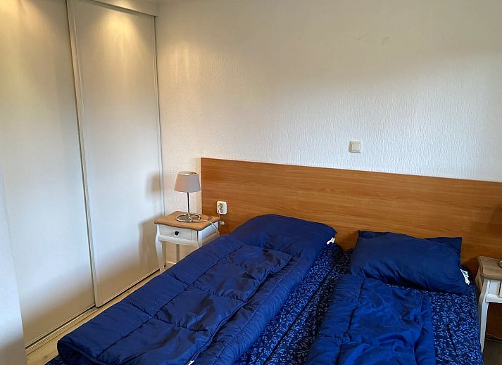 Gezellige eetkamer van de vrijstaande woning in Brunssum, Zuid Limburg. Vakantiehuis met kunstzinnige inrichting en comfortabele stoelen.