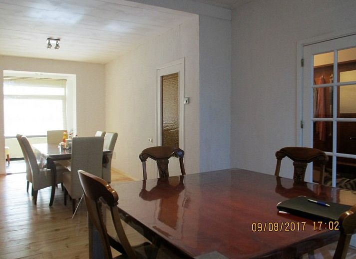 Entree van Huize Rumpen Brunssum, vakantiehuis in Brunssum, Zuid Limburg met klassieke hal en trap.