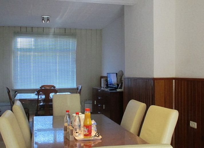 Entree van Huize Rumpen Brunssum, vakantiehuis in Brunssum, Zuid Limburg met klassieke hal en trap.