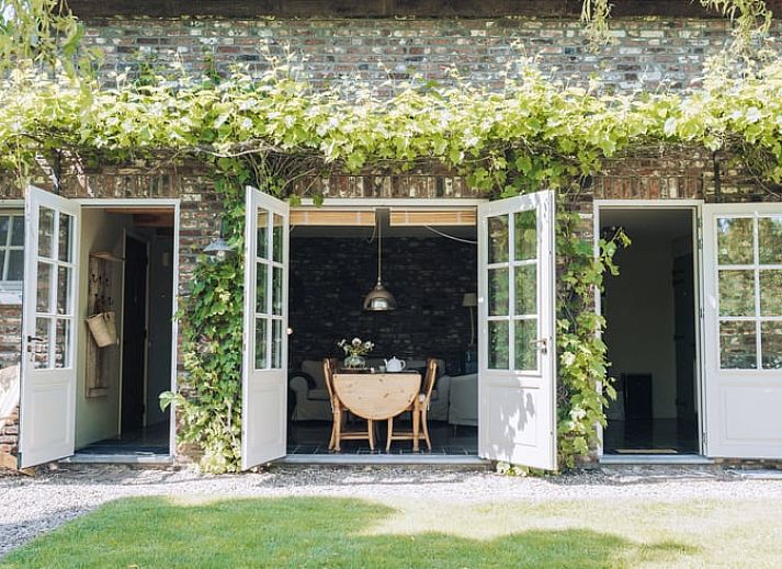 Bloeiende tuin bij Huisje in Slenaken vakantiehuis in Zuid Limburg.