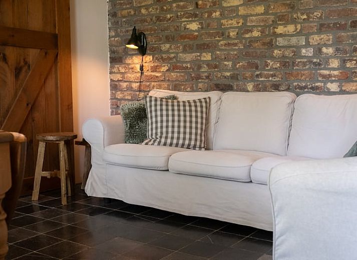 Eettafel met bloemen in Huisje in Slenaken vakantiehuis in Limburg.