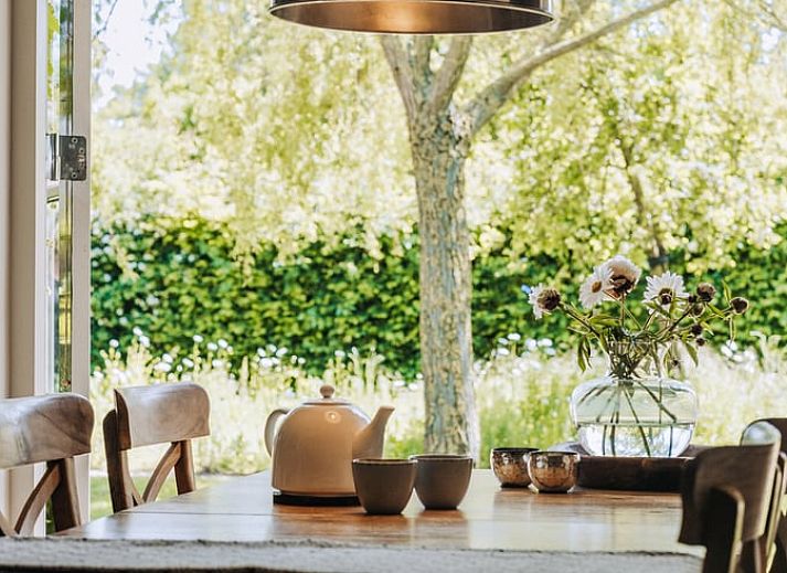 Eettafel met bloemen in Huisje in Slenaken vakantiehuis in Limburg.