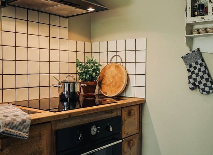 Eettafel met bloemen in Huisje in Slenaken vakantiehuis in Limburg.