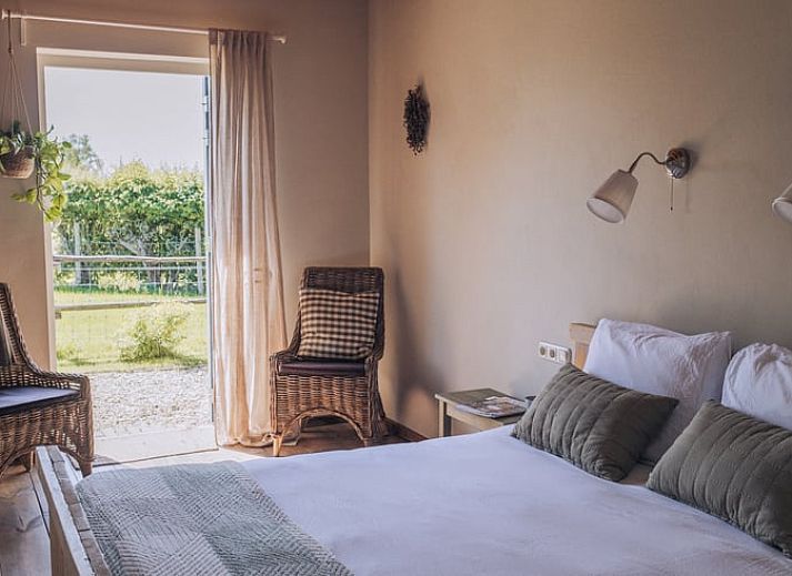 Eettafel met bloemen in Huisje in Slenaken vakantiehuis in Limburg.