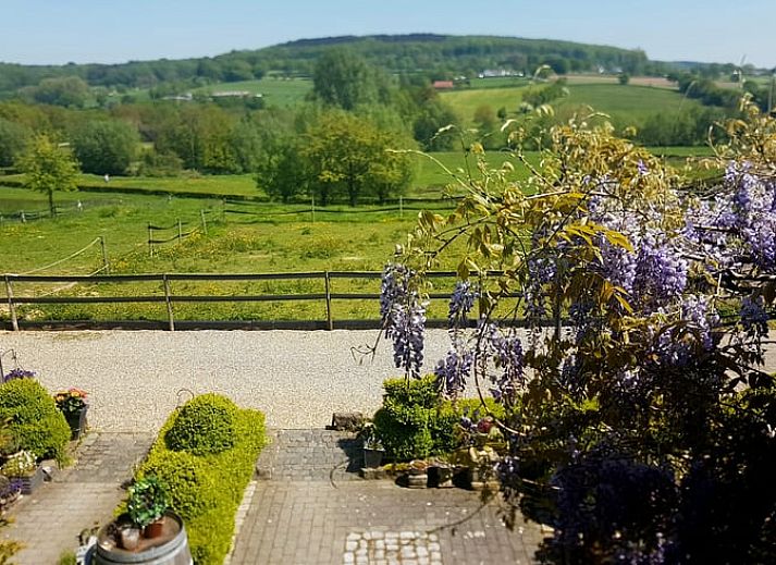 Huisje in Epen, vakantiehuis in Zuid Limburg omgeven door groene natuur en heuvels.