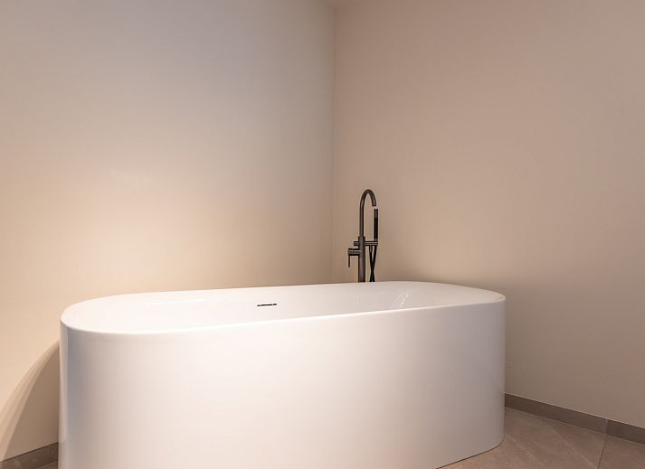 Modern bathroom in vacation home L330 in Epen, South Limburg, with stylish plumbing and comfort in serene surroundings.