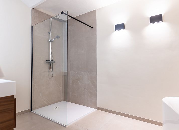 Modernes Badezimmer im Ferienhaus L328 in Epen, Suedlimburg, mit luxurioeser begehbarer Dusche und stimmungsvoller Beleuchtung.