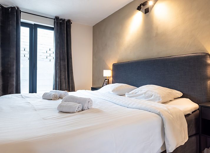 Modernes Badezimmer im Ferienhaus L328 in Epen, Suedlimburg, mit luxurioeser begehbarer Dusche und stimmungsvoller Beleuchtung.