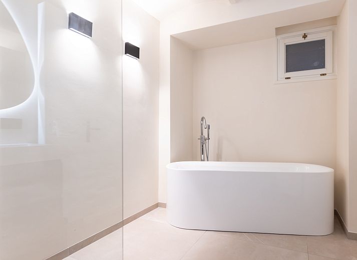 Modernes Badezimmer im Ferienhaus L328 in Epen, Suedlimburg, mit luxurioeser begehbarer Dusche und stimmungsvoller Beleuchtung.