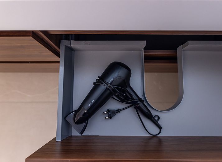 Gemuetliches Schlafzimmer im Ferienhaus L328, Epen, Suedlimburg, mit bequemem Bett und sanfter Beleuchtung fuer einen entspannten Aufenthalt.