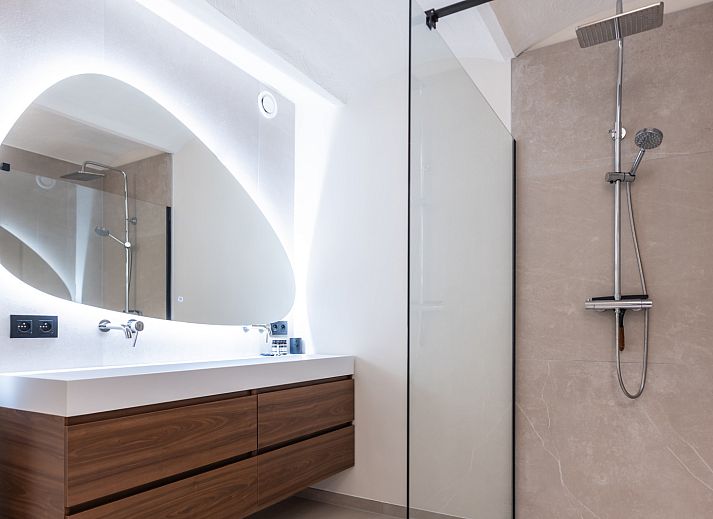 Gemuetliches Schlafzimmer im Ferienhaus L328, Epen, Suedlimburg, mit bequemem Bett und sanfter Beleuchtung fuer einen entspannten Aufenthalt.