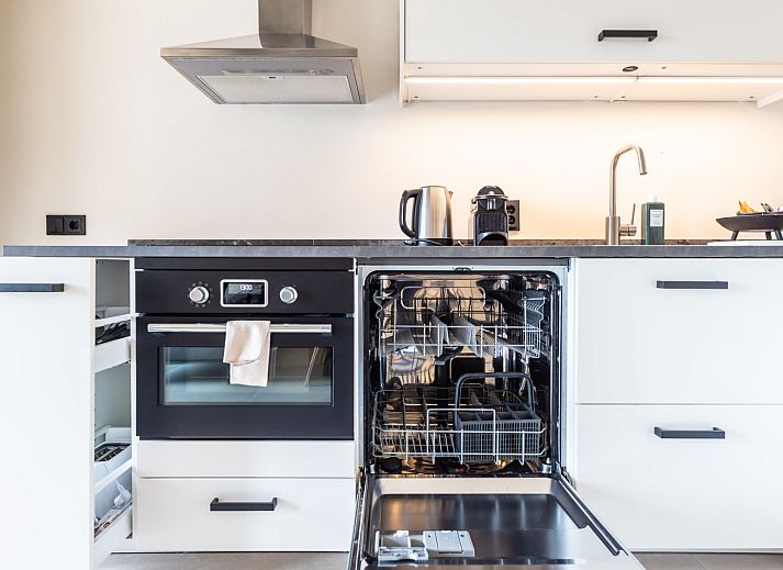 Gemuetliches Schlafzimmer im Ferienhaus L328, Epen, Suedlimburg, mit bequemem Bett und sanfter Beleuchtung fuer einen entspannten Aufenthalt.