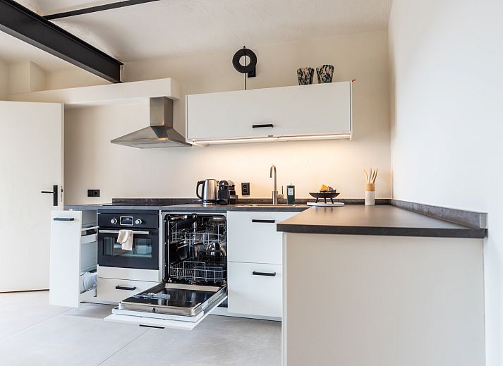 Luxurioeses Badezimmer im Ferienhaus L328 in Epen, Suedlimburg, mit moderner Badewanne und ruhiger Atmosphaere fuer hoechsten Komfort.