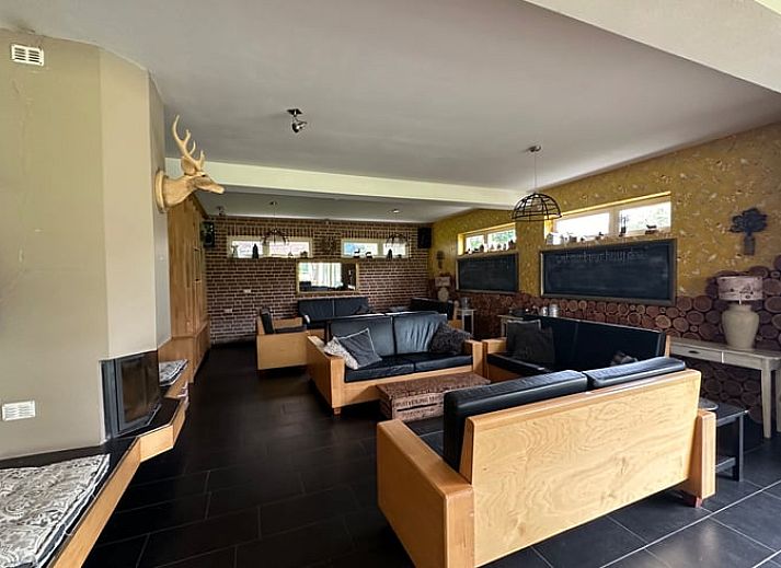 Aerial view of vacation home in Epen, South Limburg, with green landscape and caravans in the surrounding area, ideal for a relaxing stay.