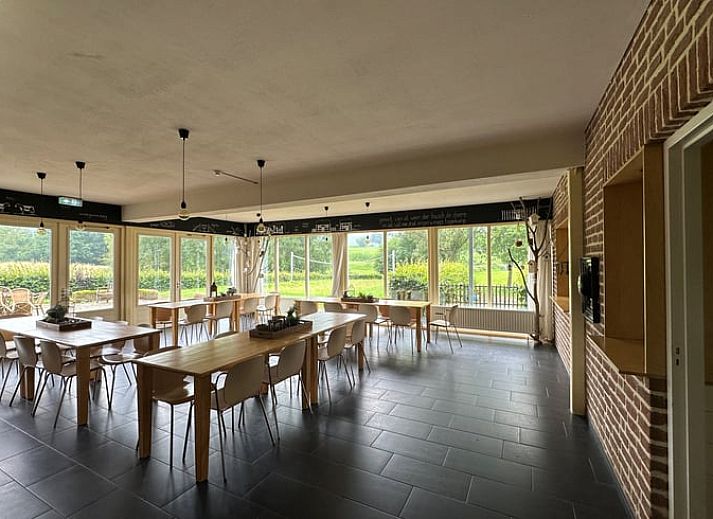 Aerial view of vacation home in Epen, South Limburg, with green landscape and caravans in the surrounding area, ideal for a relaxing stay.