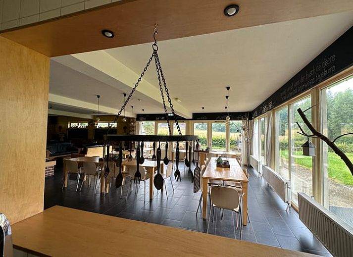 Aerial view of vacation home in Epen, South Limburg, with green landscape and caravans in the surrounding area, ideal for a relaxing stay.