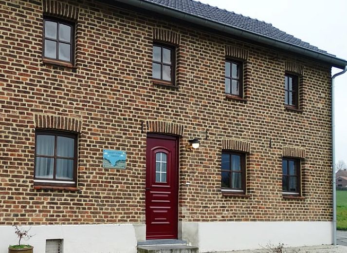 Vooraanzicht van Huisje in Vijlen, vakantiehuis in Zuid Limburg, met traditionele bakstenen gevel.
