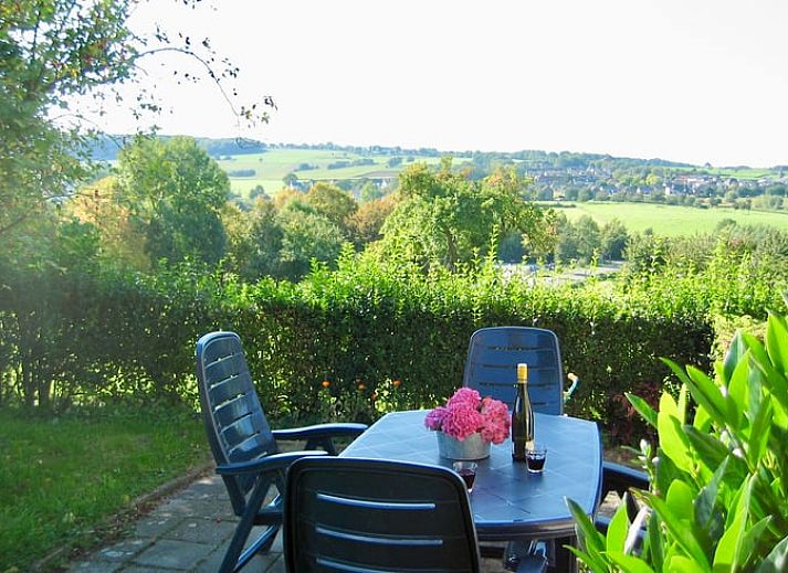 Adembenemende zonsondergang boven de heuvels van Vijlen, Zuid Limburg, nabij Huisje in Vijlen.