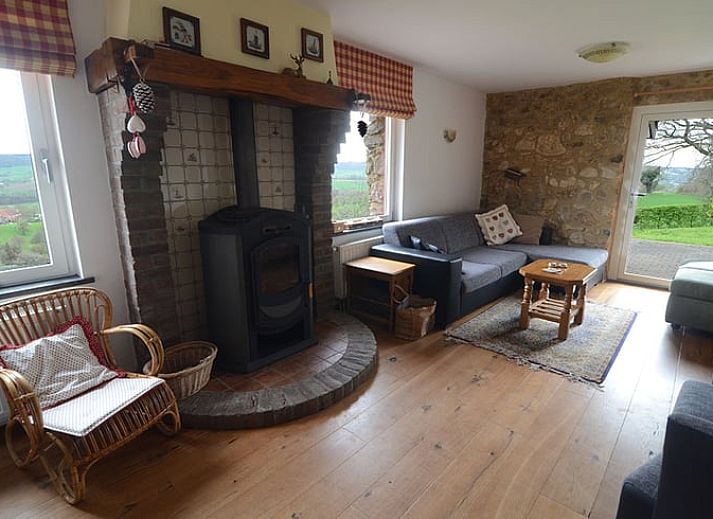 View of the cottage in Vijlen surrounded by lush nature in South Limburg, perfect for nature lovers.