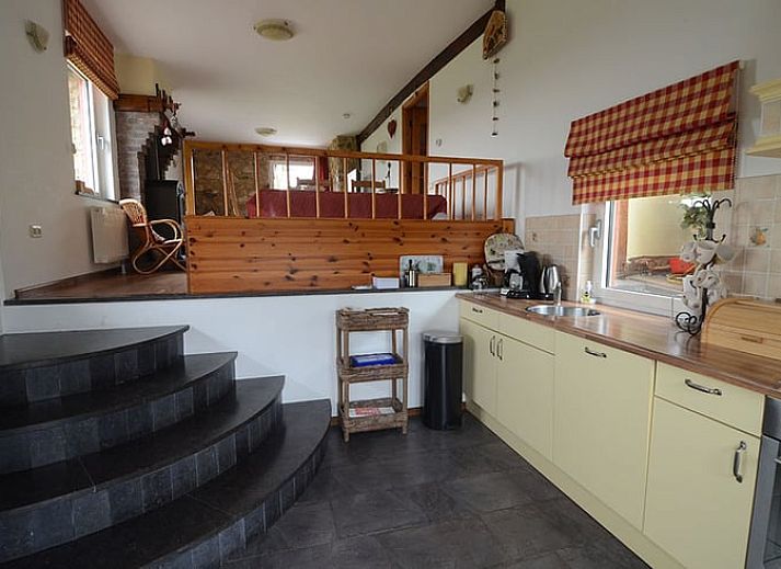 View of the cottage in Vijlen surrounded by lush nature in South Limburg, perfect for nature lovers.