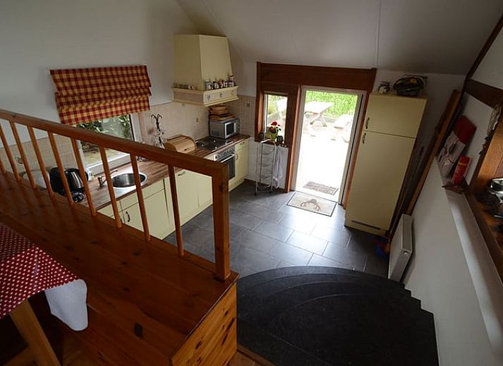 View of the cottage in Vijlen surrounded by lush nature in South Limburg, perfect for nature lovers.