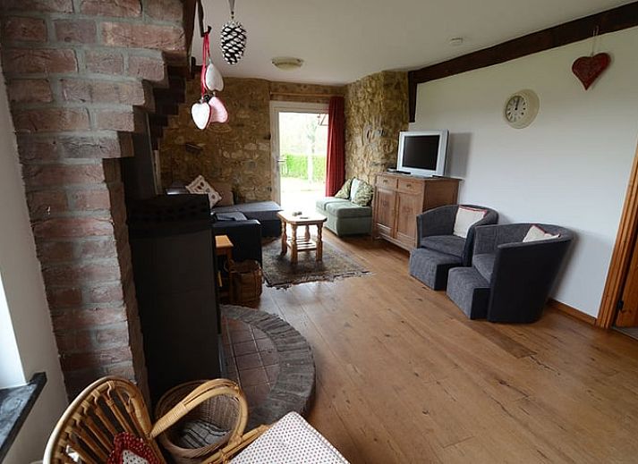 View of the cottage in Vijlen surrounded by lush nature in South Limburg, perfect for nature lovers.