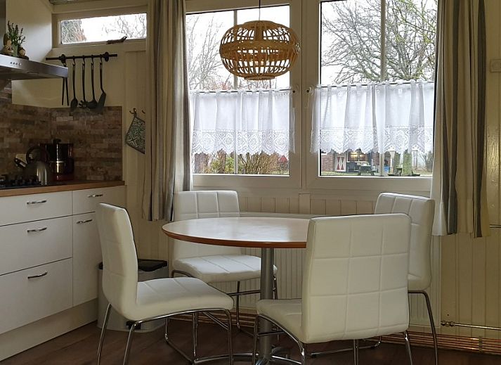 Dining area in Bungalowpark Remar, Geulle, South Limburg. Enjoy meals in a bright kitchen overlooking the green surroundings.