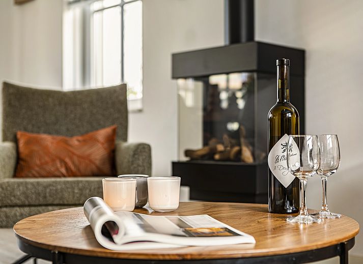 Stijlvolle zithoek met open haard in De Waufsberg | 6-persoons villa - Wesh Hoes | 6L, Noorbeek, Zuid Limburg.