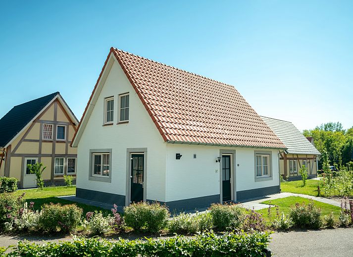Exterior view of De Waufsberg 4-person villa in Noorbeek, South Limburg, with spacious garden.