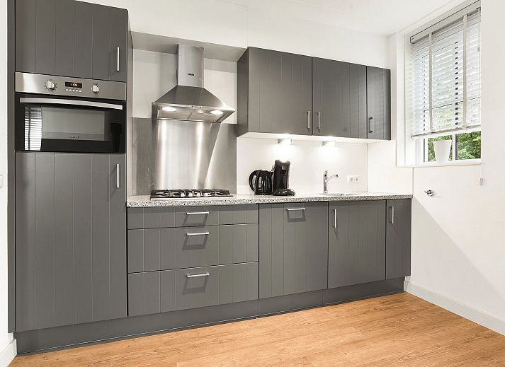 Exterior view of De Waufsberg 4-person villa in Noorbeek, South Limburg, with spacious garden.