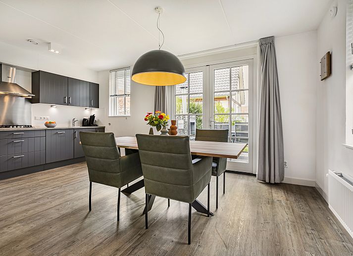 Charming wooden facade of De Waufsberg vacation home in Noorbeek, Limburg, surrounded by greenery.