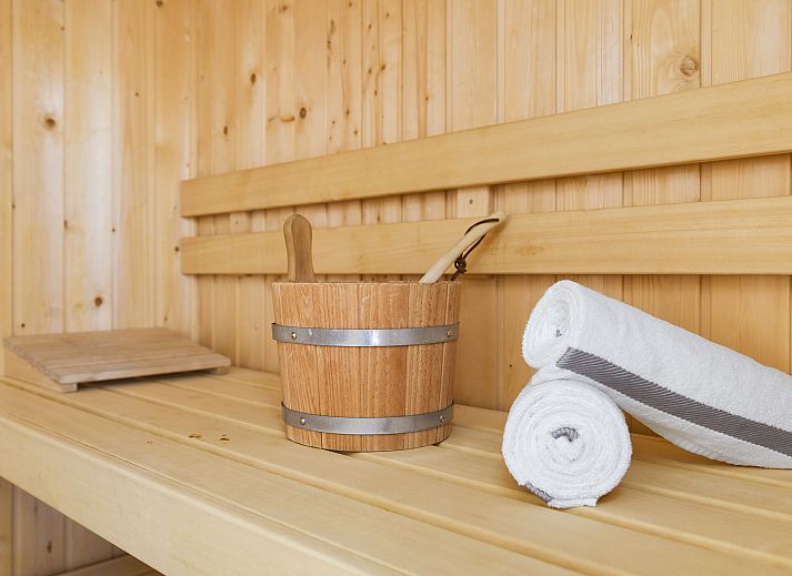 Gezellige veranda met open haard bij De Waufsberg 6-persoons villa in Noorbeek, Zuid Limburg.