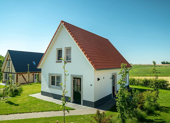 Gezellige veranda met open haard bij De Waufsberg 6-persoons villa in Noorbeek, Zuid Limburg.