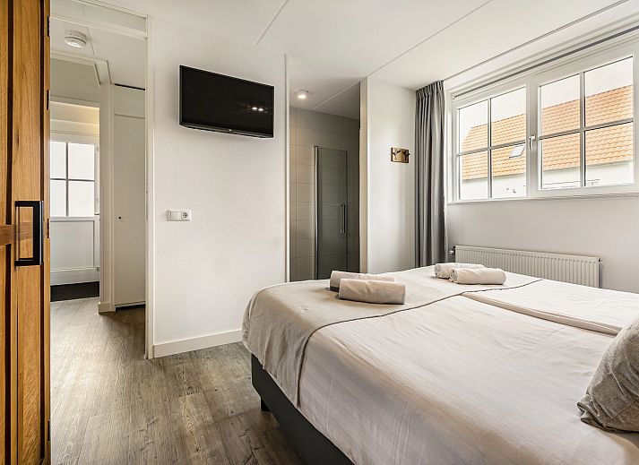 Stijlvolle woonkamer met open haard in De Waufsberg 6-persoons villa in Zuid Limburg.