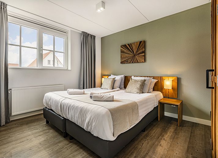 Stijlvolle woonkamer met open haard in De Waufsberg 6-persoons villa in Zuid Limburg.