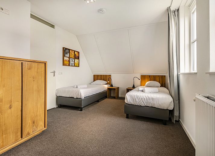 Stijlvolle woonkamer met open haard in De Waufsberg 6-persoons villa in Zuid Limburg.