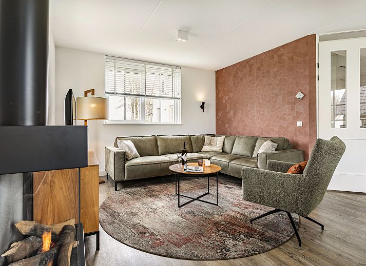 Knusse zithoek met wijn in De Waufsberg 6-persoons villa, Noorbeek, Zuid Limburg.