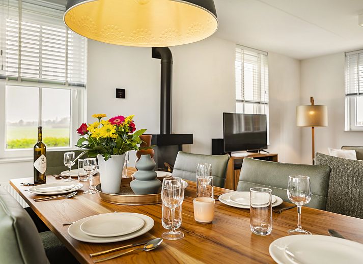 Knusse zithoek met wijn in De Waufsberg 6-persoons villa, Noorbeek, Zuid Limburg.