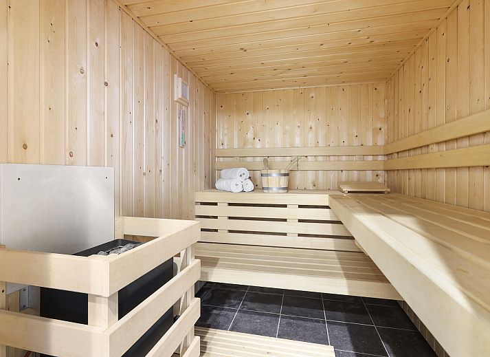 Offene Kueche und Essbereich in der 8-Personen-Villa Waufsberg Mets Hoes, Noorbeek, Suedlimburg mit moderner Einrichtung.