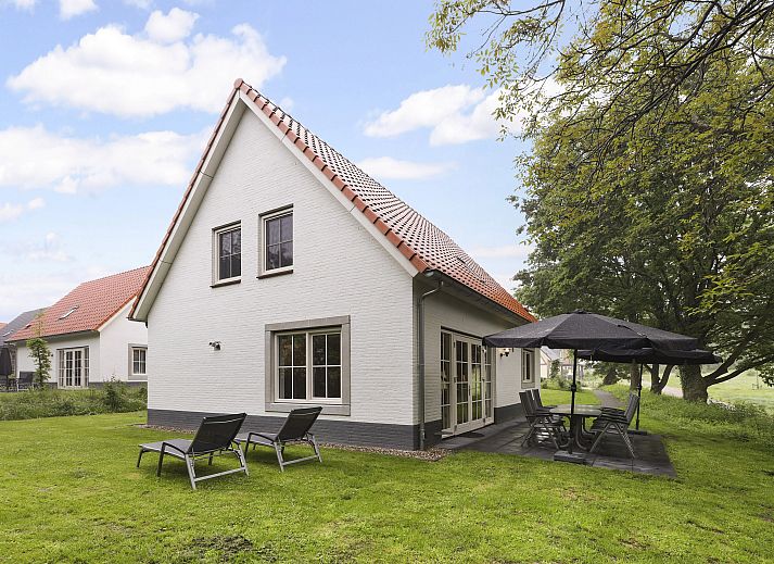 Offene Kueche und Essbereich in der 8-Personen-Villa Waufsberg Mets Hoes, Noorbeek, Suedlimburg mit moderner Einrichtung.