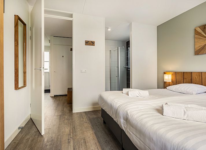 Offene Kueche und Essbereich in der 8-Personen-Villa Waufsberg Mets Hoes, Noorbeek, Suedlimburg mit moderner Einrichtung.